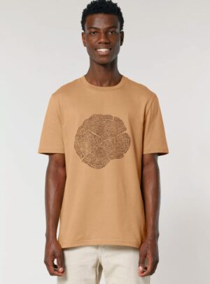 Tshirt homme manche courte en coton biologique de couleur noisette avec le dessin d'une coupe de bois formée par des petits animaux la sérigraphie est de couleur marron.