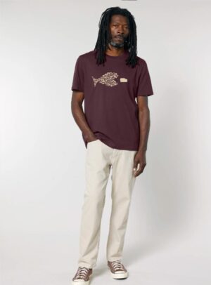 Tshirt homme manche courte coton biologique couleur aubergine avec le dessin d'un poisson en forme de vélo qui mange un 4x4 avec une sérigraphie beige.