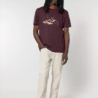 Tshirt homme manche courte en coton biologique couleur aubergine avec le dessin d'une montagne et inscrit silence de sérigraphie beige.