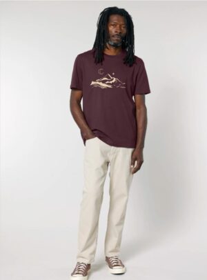 Tshirt homme manche courte en coton biologique couleur aubergine avec le dessin d'une montagne et inscrit silence de sérigraphie beige.