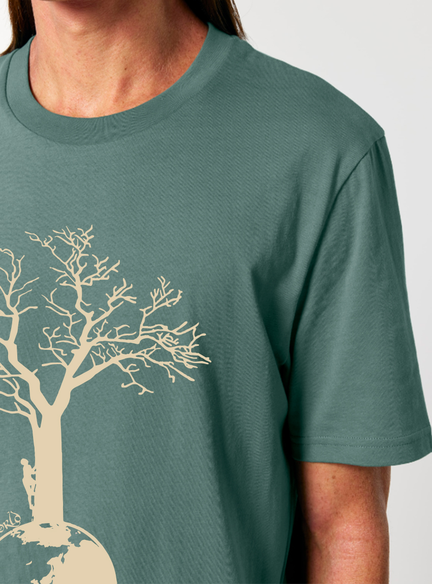 Tshirt homme manche courte couleur vert jade avec le dessin d'un arbre sur une planète et sérigraphie de couleur beige.