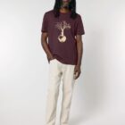 Tshirt homme manche courte couleur aubergine avec le dessin d'un arbre sur une planète et sérigraphie de couleur beige.
