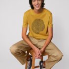 Tshirt homme manche courte en coton biologique de couleur ocre avec le dessin d'une coupe de bois formée par des petits animaux la sérigraphie est de couleur noir.