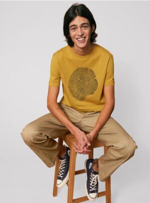 Tshirt homme manche courte en coton biologique de couleur ocre avec le dessin d'une coupe de bois formée par des petits animaux la sérigraphie est de couleur noir.