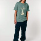 Tshirt homme manche courte couleur vert jade avec le dessin d'un arbre sur une planète et sérigraphie de couleur beige.