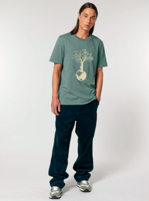Tshirt homme manche courte couleur vert jade avec le dessin d'un arbre sur une planète et sérigraphie de couleur beige.