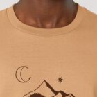 Tshirt homme manche courte en coton biologique couleur noisette avec le dessin d'une montagne et inscrit silence de sérigraphie marron.
