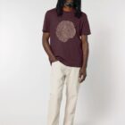 Tshirt homme manche courte en coton biologique de couleur aubergine avec le dessin d'une coupe de bois formée par des petits animaux la sérigraphie est de couleur beige.