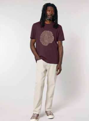 Tshirt homme manche courte en coton biologique de couleur aubergine avec le dessin d'une coupe de bois formée par des petits animaux la sérigraphie est de couleur beige.