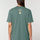 Tshirt homme manche courte en coton biologique de couleur vert jade vue de dos avec le dessin de la marque entre les épaules.