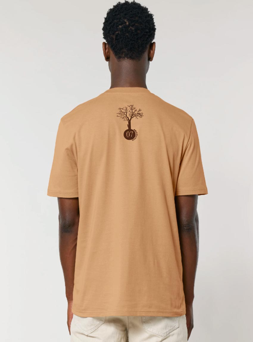 Tshirt homme manche courte en coton biologique de couleur aubergine vue de dos avec le dessin de la marque entre les épaules.