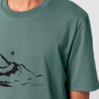 Tshirt homme manche courte en coton biologique couleur vert jade avec le dessin d'une montagne et inscrit silence de sérigraphie noir.