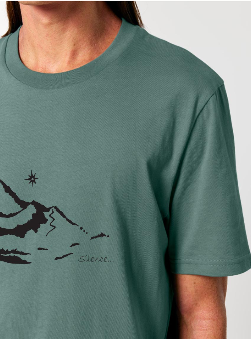 Tshirt homme manche courte en coton biologique couleur vert jade avec le dessin d'une montagne et inscrit silence de sérigraphie noir.