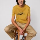 Tshirt homme manche courte en coton biologique couleur ocre avec le dessin d'une montagne et inscrit silence de sérigraphie noir.