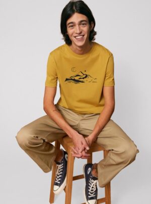 Tshirt homme manche courte en coton biologique couleur ocre avec le dessin d'une montagne et inscrit silence de sérigraphie noir.