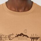 Tshirt homme manche courte en coton biologique avec un dessin représentant les éléments de la nature sur une ligne avec l'inscription des racines aux étoiles de couleur ocre et de sérigraphie marron.