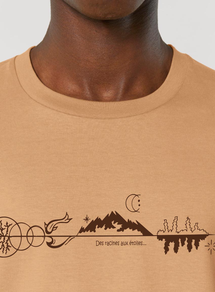 Tshirt homme manche courte en coton biologique avec un dessin représentant les éléments de la nature sur une ligne avec l'inscription des racines aux étoiles de couleur ocre et de sérigraphie marron.