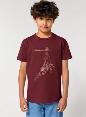 Tshirt enfant manche courte en coton biologique. De couleur bordeau avec le dessin d'une baleine et des motifs polynésiens. La couleur de la sérigraphie est beige.