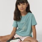 Tshirt enfant manche courte en coton biologique. De couleur turquoise avec le dessin d'une baleine et des motifs polynésiens. La couleur de la sérigraphie est beige.