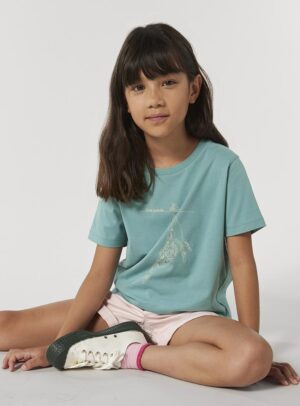 Tshirt enfant manche courte en coton biologique. De couleur turquoise avec le dessin d'une baleine et des motifs polynésiens. La couleur de la sérigraphie est beige.