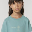 Tshirt enfant manche courte en coton biologique. De couleur turquoise avec le dessin d'une baleine et des motifs polynésiens. La couleur de la sérigraphie est beige.