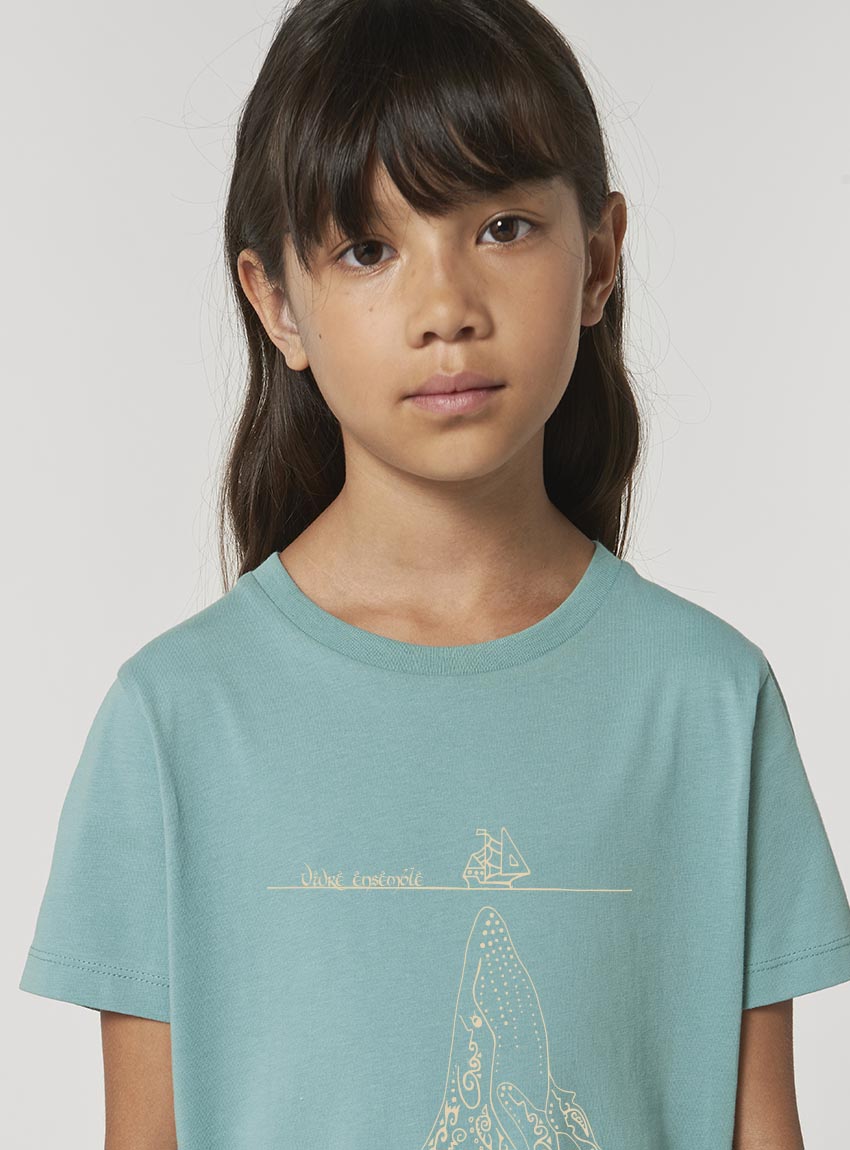 Tshirt enfant manche courte en coton biologique. De couleur turquoise avec le dessin d'une baleine et des motifs polynésiens. La couleur de la sérigraphie est beige.