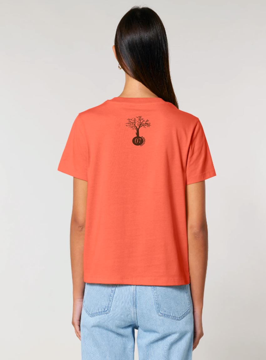 Tshirt femme en coton bio manche courte de couleur corail vue de dos avec le dessin de la marque en marron.