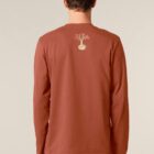 Tshirt homme manche longue en coton biologique et de couleur brique. Dessin du logo de la marque dans le dos entre les épaules de sérigraphie beige.