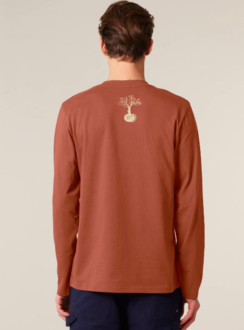 Tshirt homme manche longue en coton biologique et de couleur brique. Dessin du logo de la marque dans le dos entre les épaules de sérigraphie beige.