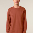 Tshirt homme manche longue en coton biologique et de couleur brique. Dessin du logo de la marque dans le dos entre les épaules de sérigraphie beige.