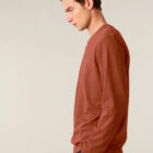 Tshirt homme manche longue en coton biologique et de couleur brique. Dessin du logo de la marque dans le dos entre les épaules de sérigraphie beige.