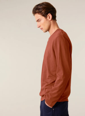 Tshirt homme manche longue en coton biologique et de couleur brique. Dessin du logo de la marque dans le dos entre les épaules de sérigraphie beige.