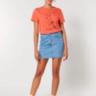 Tshirt femme manche courte de couleur corail et en coton biologique avec dessin d'abeille et de pissenlit en sérigraphie marron.