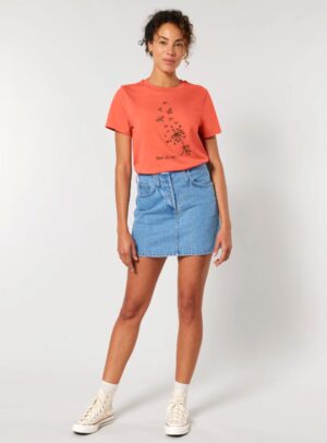Tshirt femme manche courte de couleur corail et en coton biologique avec dessin d'abeille et de pissenlit en sérigraphie marron.