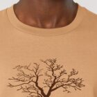 Tshirt homme manche courte couleur noisette avec le dessin d'un arbre sur une planète et sérigraphie de couleur marron.