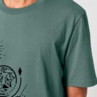 Tshirt homme manche courte en coton biologique de couleur vert jade avec un dessin représentant les cinq éléments en sérigraphie de couleur noir.