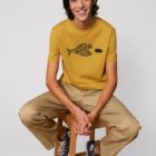 Tshirt homme manche courte coton biologique couleur ocre avec le dessin d'un poisson en forme de vélo qui mange un 4x4 avec une sérigraphie noir.