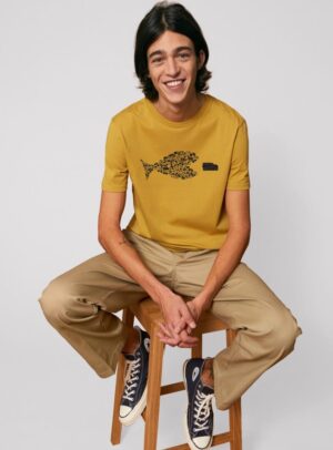 Tshirt homme manche courte coton biologique couleur ocre avec le dessin d'un poisson en forme de vélo qui mange un 4x4 avec une sérigraphie noir.
