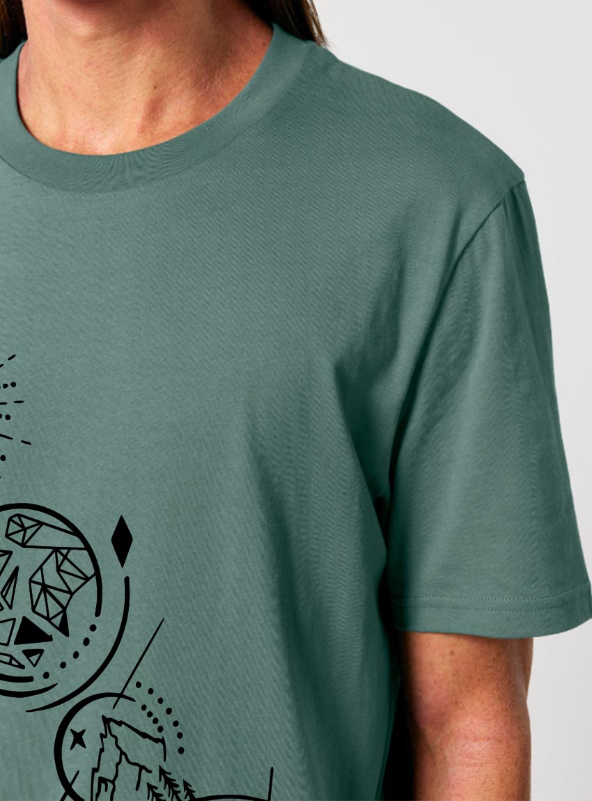 Tshirt homme manche courte en coton biologique de couleur vert jade avec un dessin représentant les cinq éléments en sérigraphie de couleur noir.