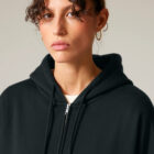 Veste sweat femme en coton biologique de couleur noir avec le dessin d'une montagne et inscription silence dans le dos en sérigraphie doré.