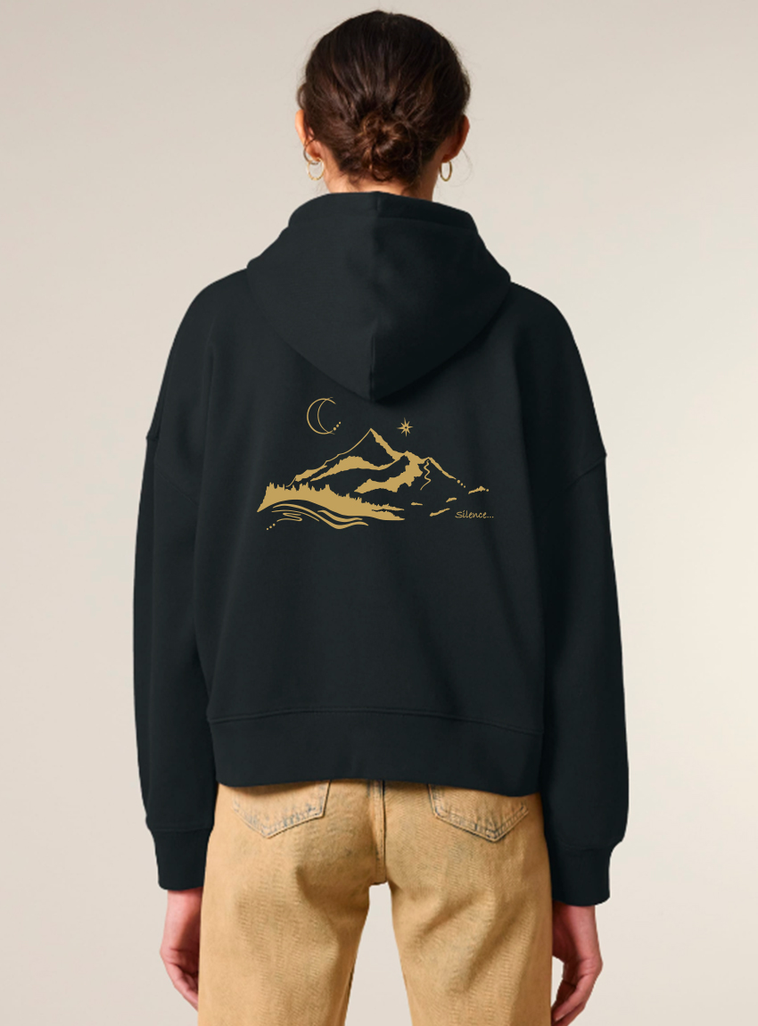 Veste sweat femme en coton biologique de couleur noir avec le dessin d'une montagne et inscription silence dans le dos en sérigraphie doré.
