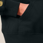 Veste sweat femme en coton biologique de couleur noir avec le dessin d'une montagne et inscription silence dans le dos en sérigraphie doré. Logo de la marque sur la manche.