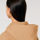 Veste sweat pour homme et femme en coton biologique de couleur noisette avec un dessin de montagne dans le dos et une inscription noté silence de sérigraphie marron.