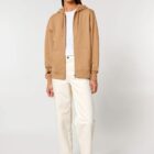 Veste sweat pour homme et femme en coton biologique de couleur noisette avec un dessin de montagne dans le dos et une inscription noté silence de sérigraphie marron.