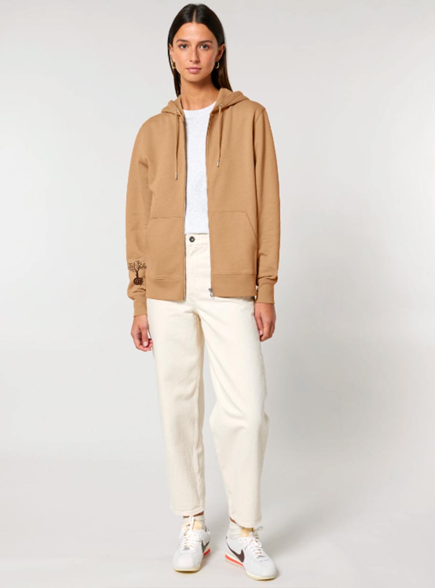 Veste sweat pour homme et femme en coton biologique de couleur noisette avec un dessin de montagne dans le dos et une inscription noté silence de sérigraphie marron.