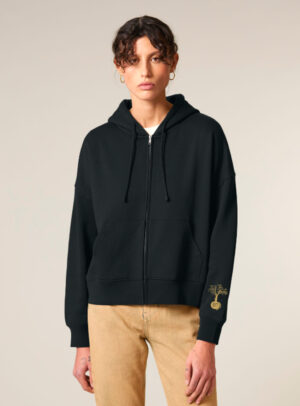 Veste sweat femme en coton biologique de couleur noir avec le dessin d'une montagne et inscription silence dans le dos en sérigraphie doré. Logo de la marque sur la manche.