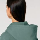 Veste sweat pour homme et femme en coton biologique de couleur vert jade avec un dessin de montagne dans le dos et une inscription noté silence de sérigraphie beige.