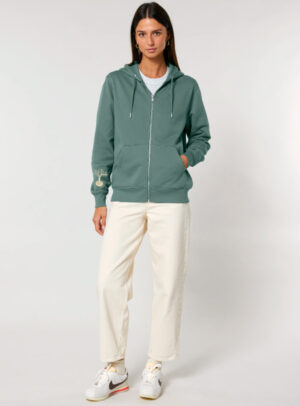 Veste sweat pour homme et femme en coton biologique de couleur vert jade avec un dessin de montagne dans le dos et une inscription noté silence de sérigraphie beige.