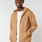 Veste sweat pour homme et femme en coton biologique de couleur noisette avec un dessin de montagne dans le dos et une inscription noté silence de sérigraphie marron.