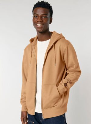 Veste sweat pour homme et femme en coton biologique de couleur noisette avec un dessin de montagne dans le dos et une inscription noté silence de sérigraphie marron.